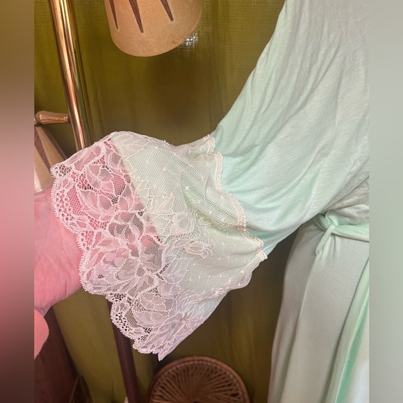 Wendy Glez Robe - Picture 2 of 8